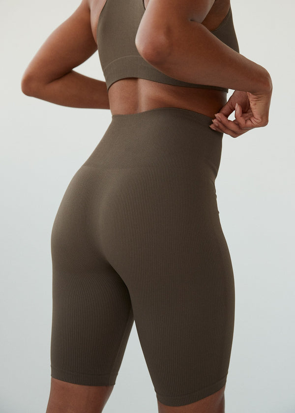 The Lena Seamless Rib Shorts are seamless premium work-out shorts, made with recycled materials.