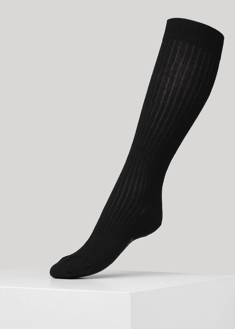 Knee socks made in super soft organic cotton with Dear Denier logo on the sole. Rib texture and comfortable cuff that makes the socks stay up.